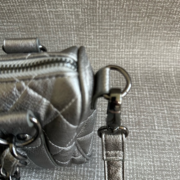 Poppie Jones Chic Silver Quilted Crossbody Shoulder Bag silver metallic - Picture 4 of 15